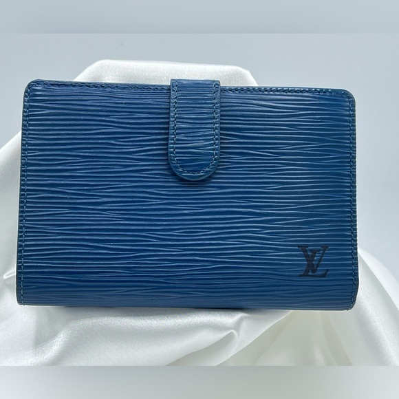LOUIS VUITTON Myrtille Toledo Blue Epi
Leather Wallet *Discontinued* - Picture 1 of 6